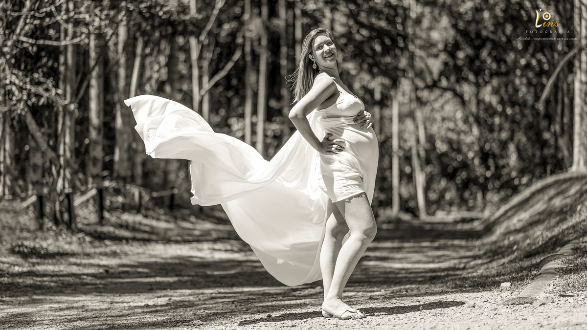 foto de gestante com tecido branco e grande