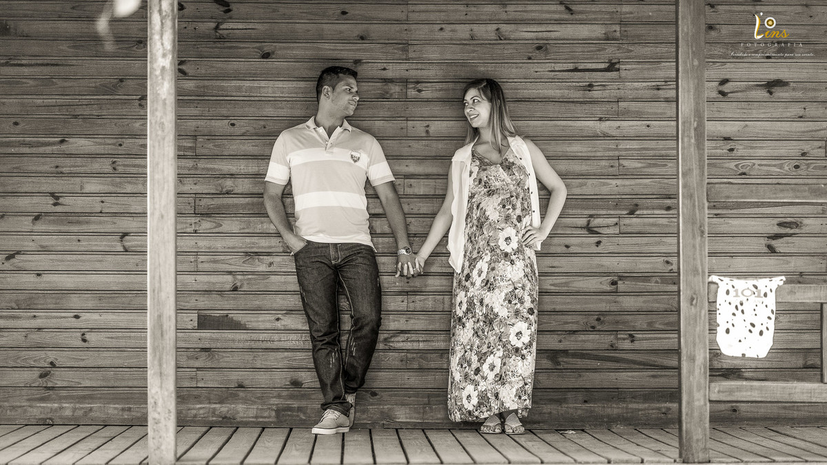 casal encostado se olhando