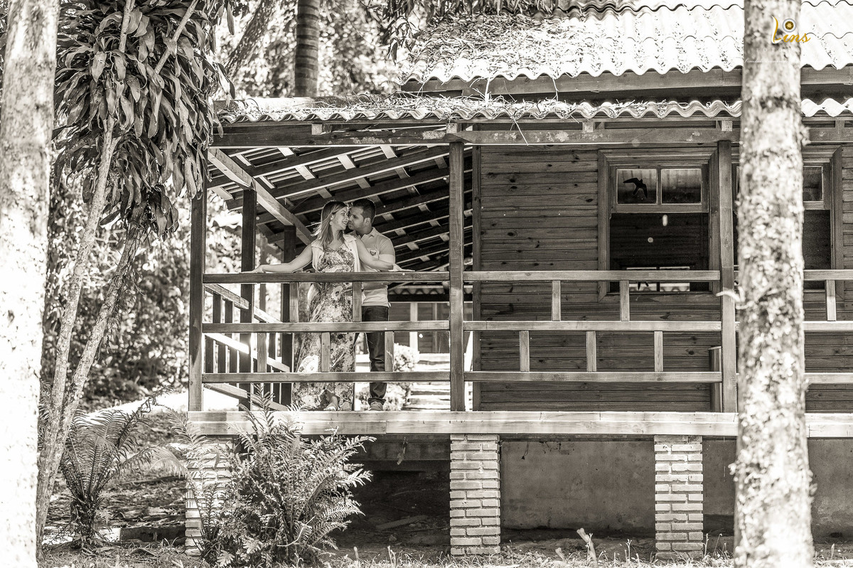 cabana no parque e casal se beijando
