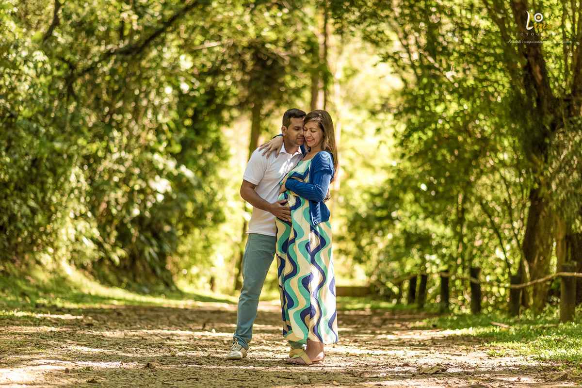 casal abraçados e gestante sorrindo