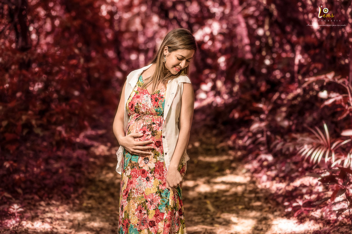 gestante posando com flores vermelhas