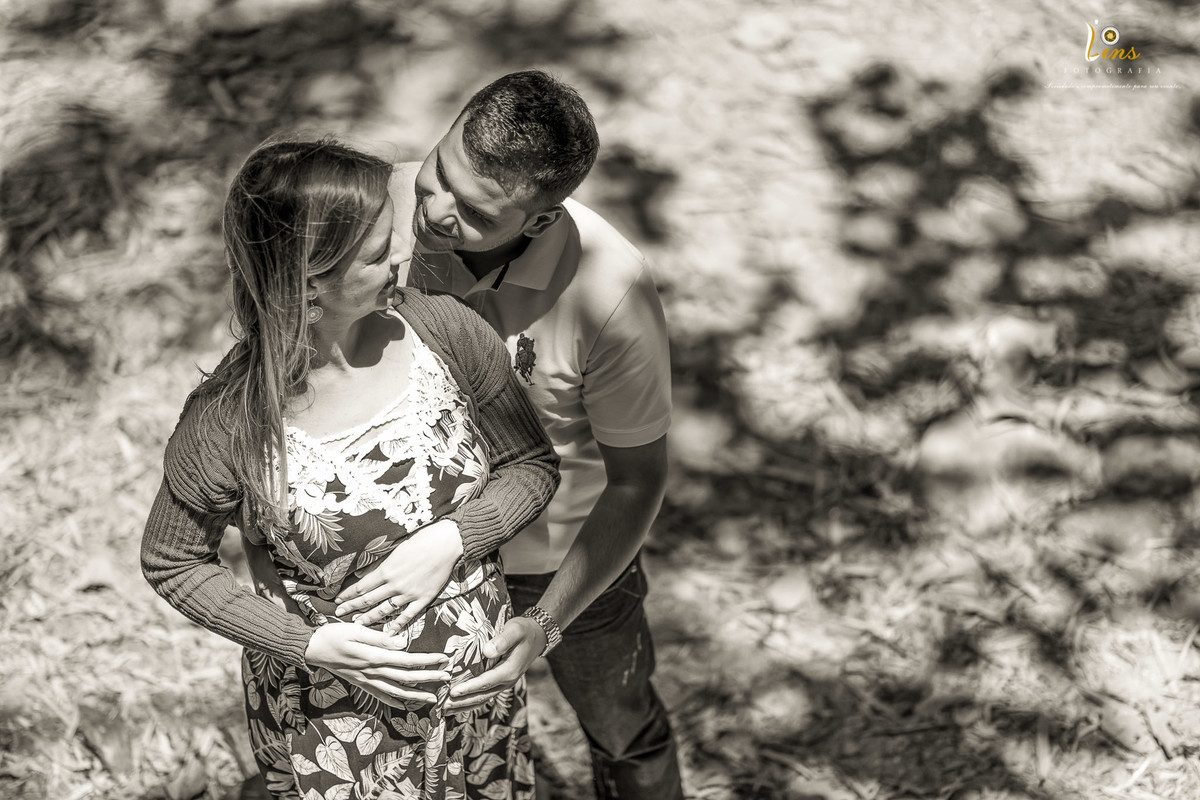 casal feliz se abraçando