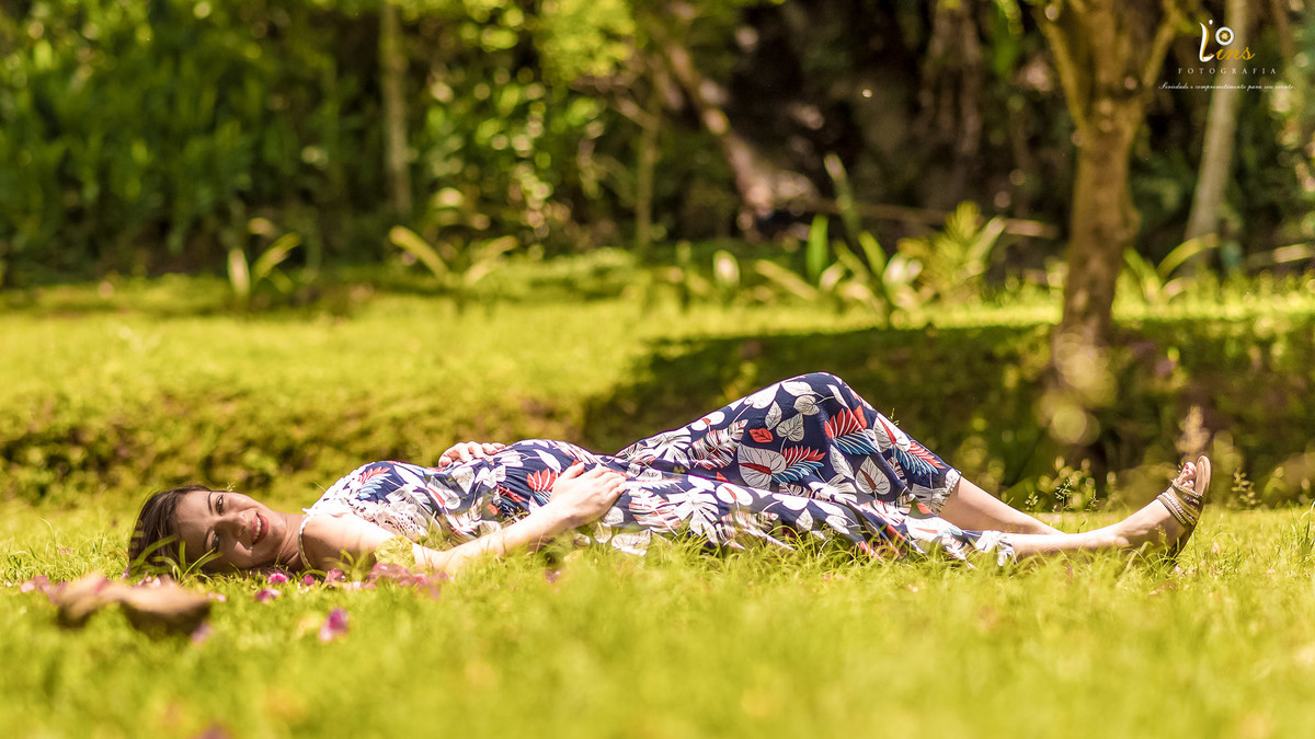 gestante deitada na grama