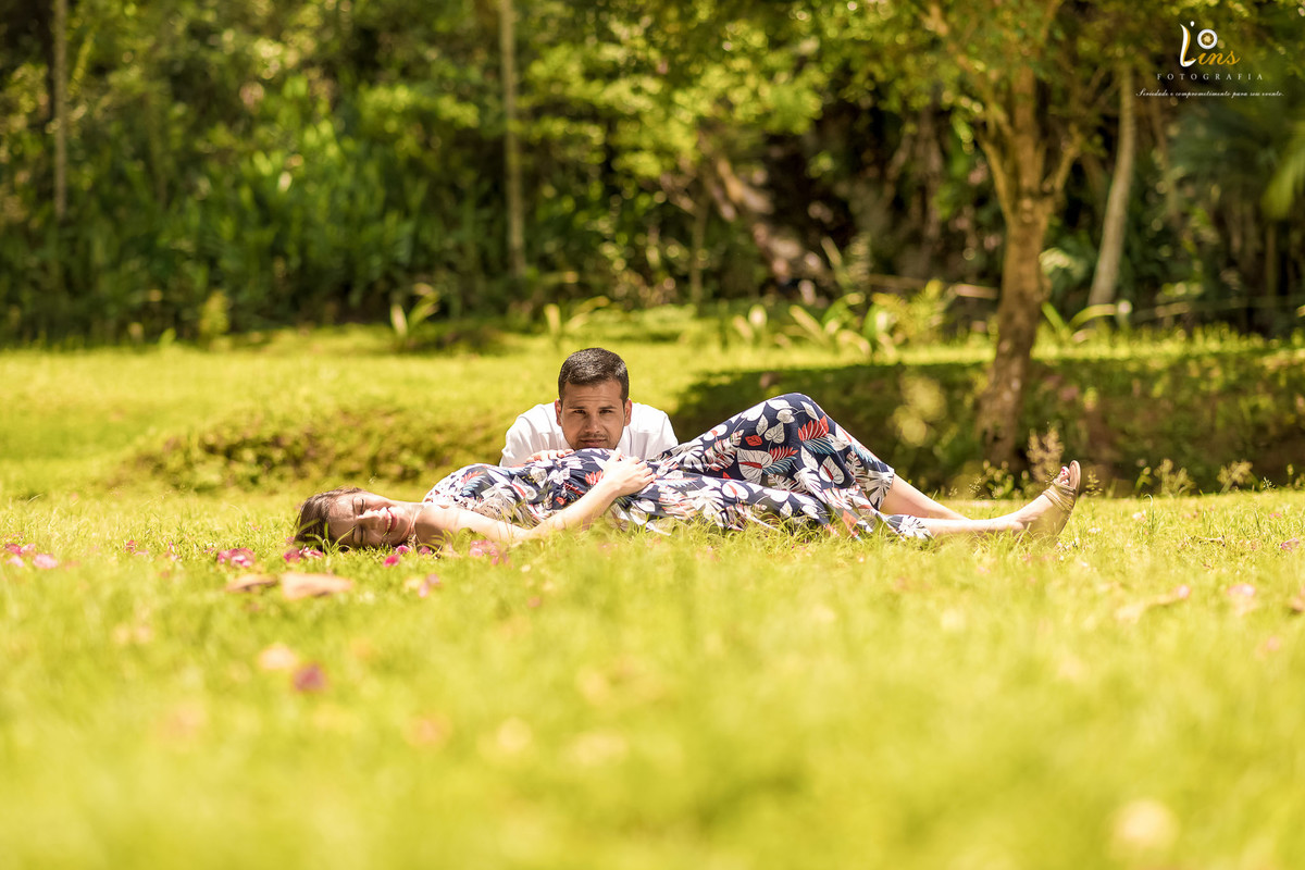 pai beijando barriga de gestante