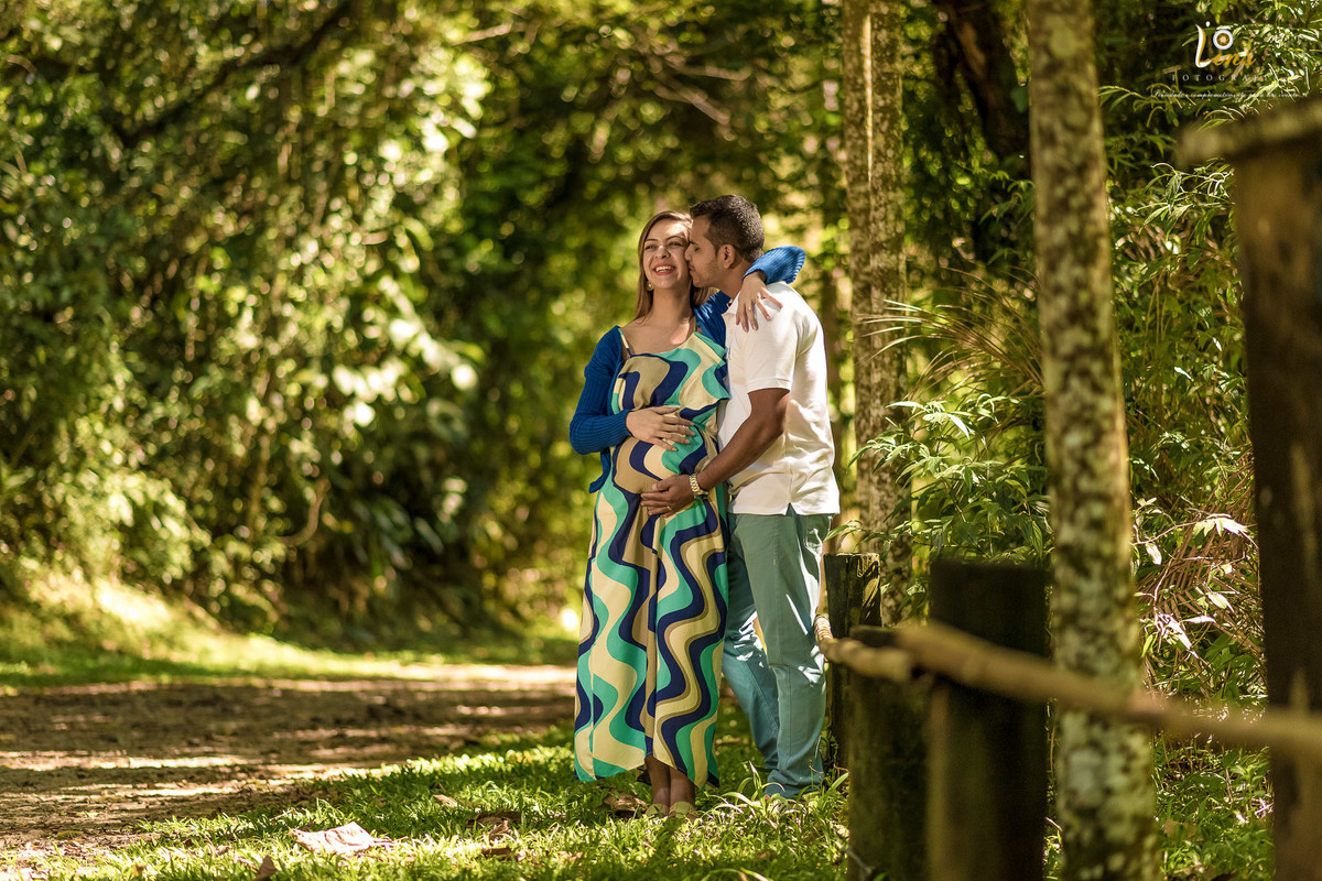 casal fazendo carinho na barriga da gestante