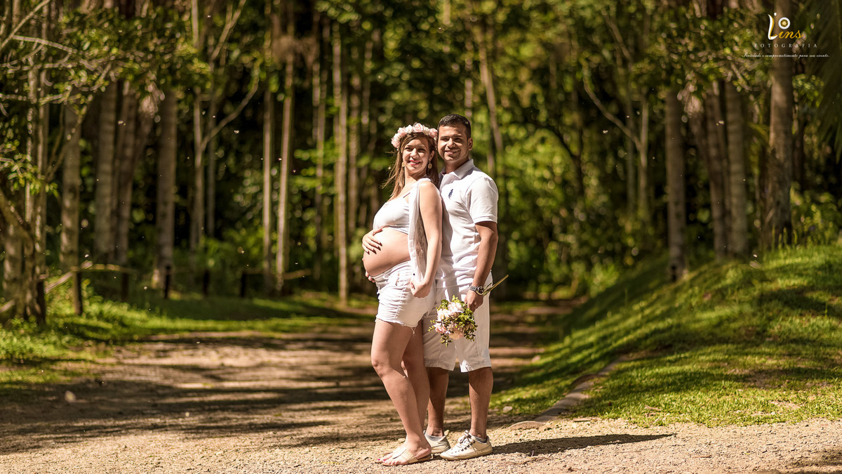 gestante com roupa branca e coroa na cabeça