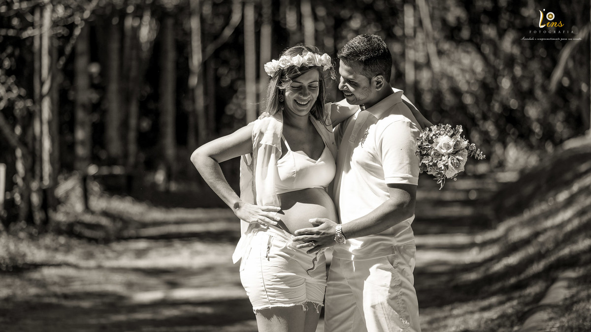 casal sorrindo e fazendo carinho na barriga