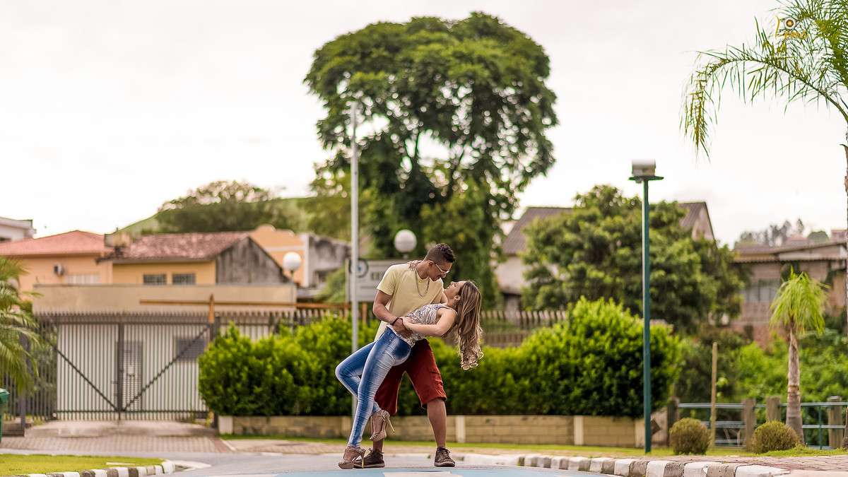 casal dançando tango na rua