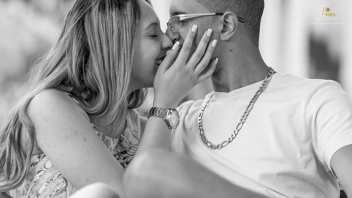 escondendo beijo com a mão