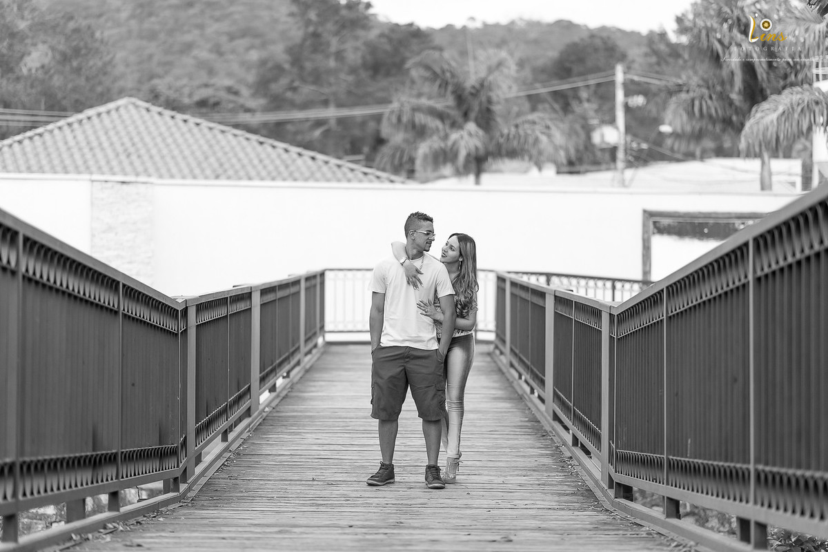 noiva abraçando noivo por trás