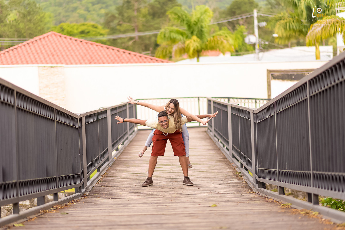 noiva pulando nas costas do noivo