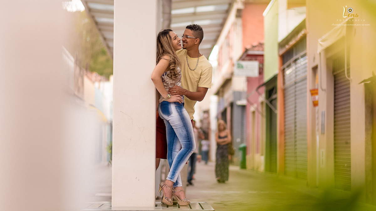 noivo fazendo cocegas na noiva