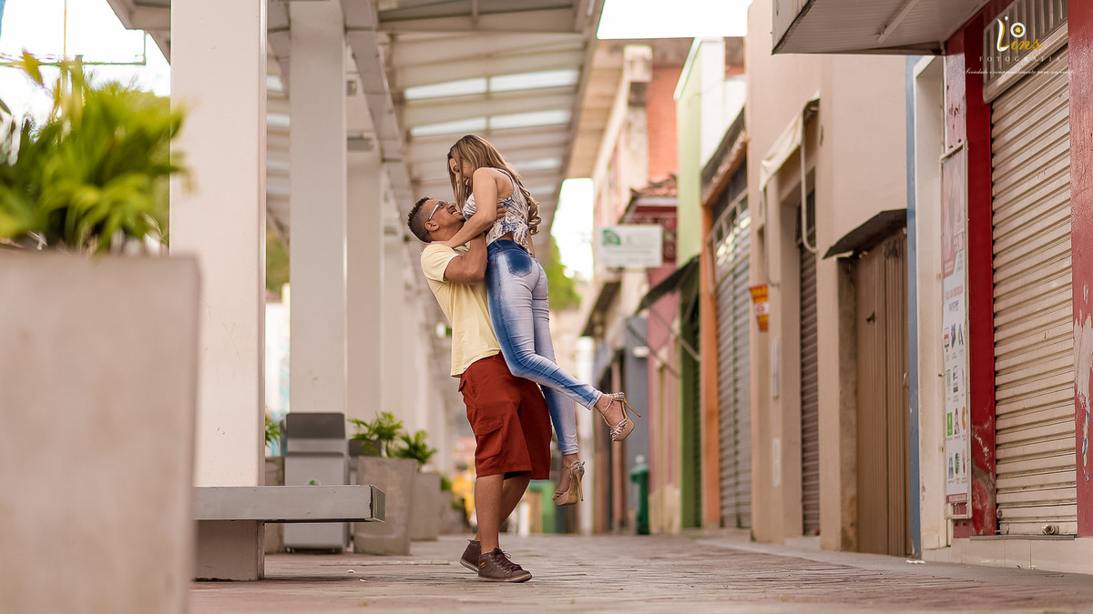 casal pegando noiva no colo