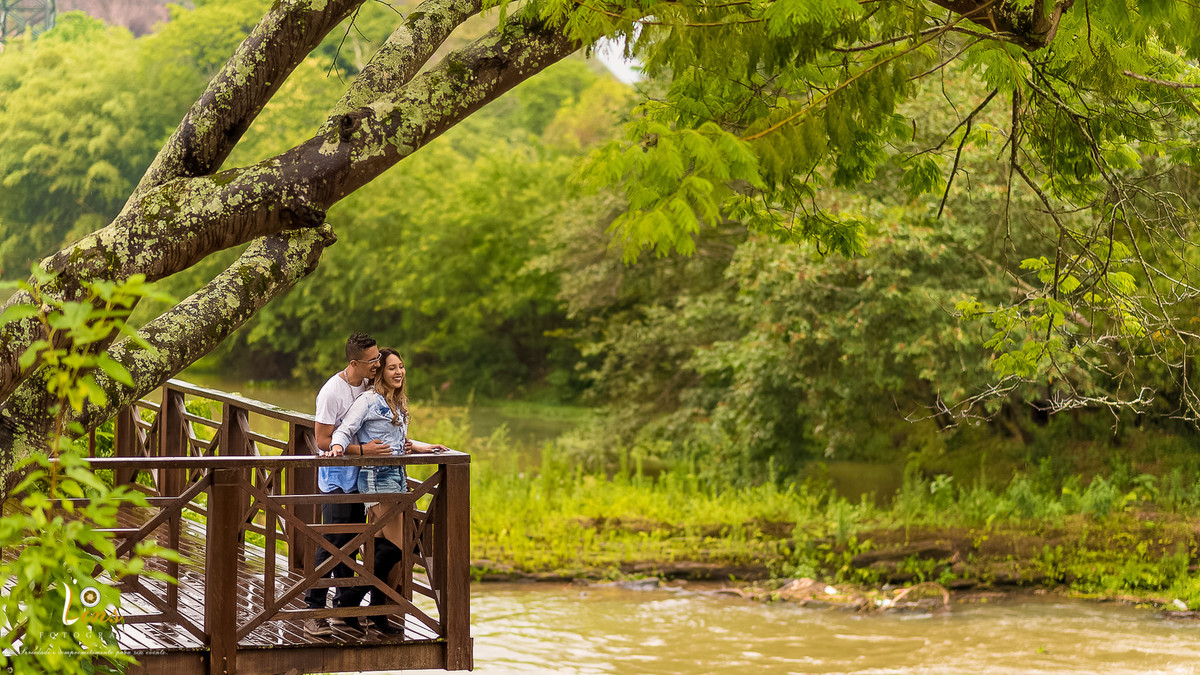 casal olhando paisagem