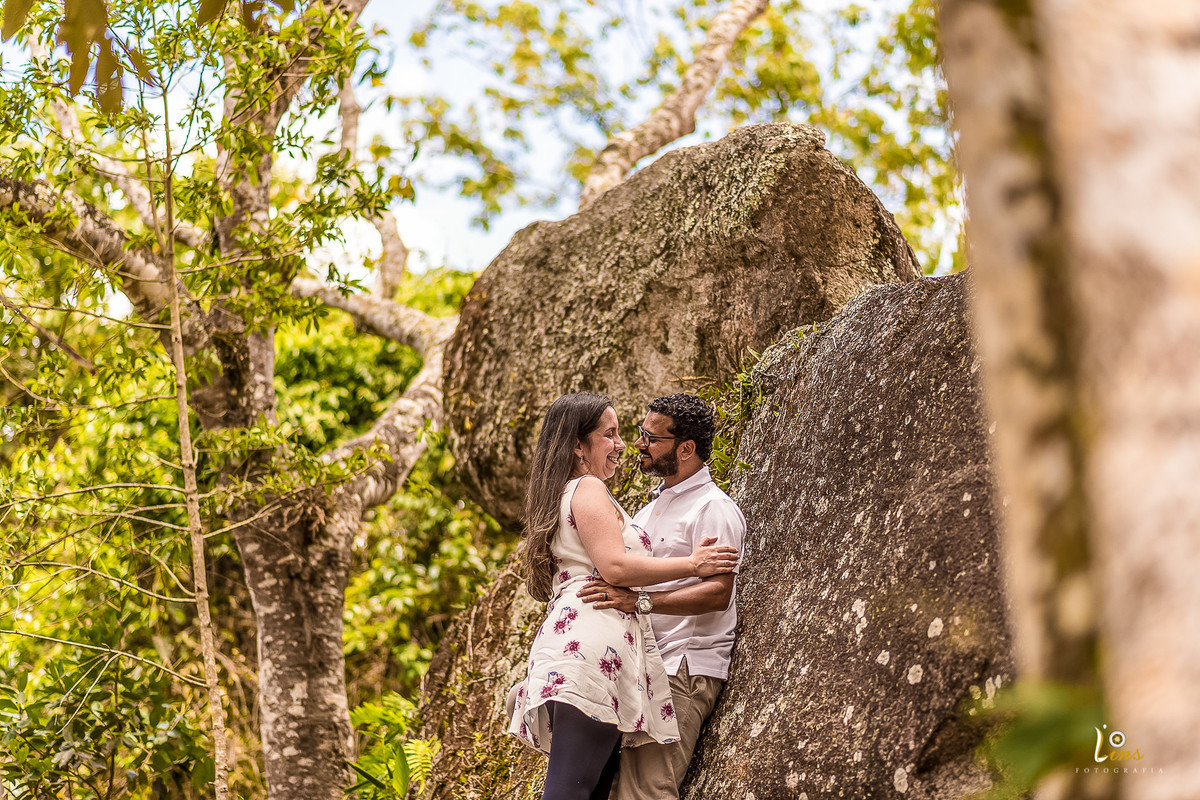 casal se beijando na pedra