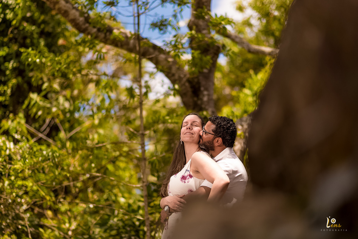 casal abraçados na rocha