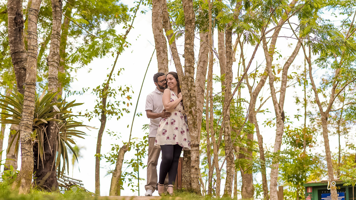 casal abraçado no parque