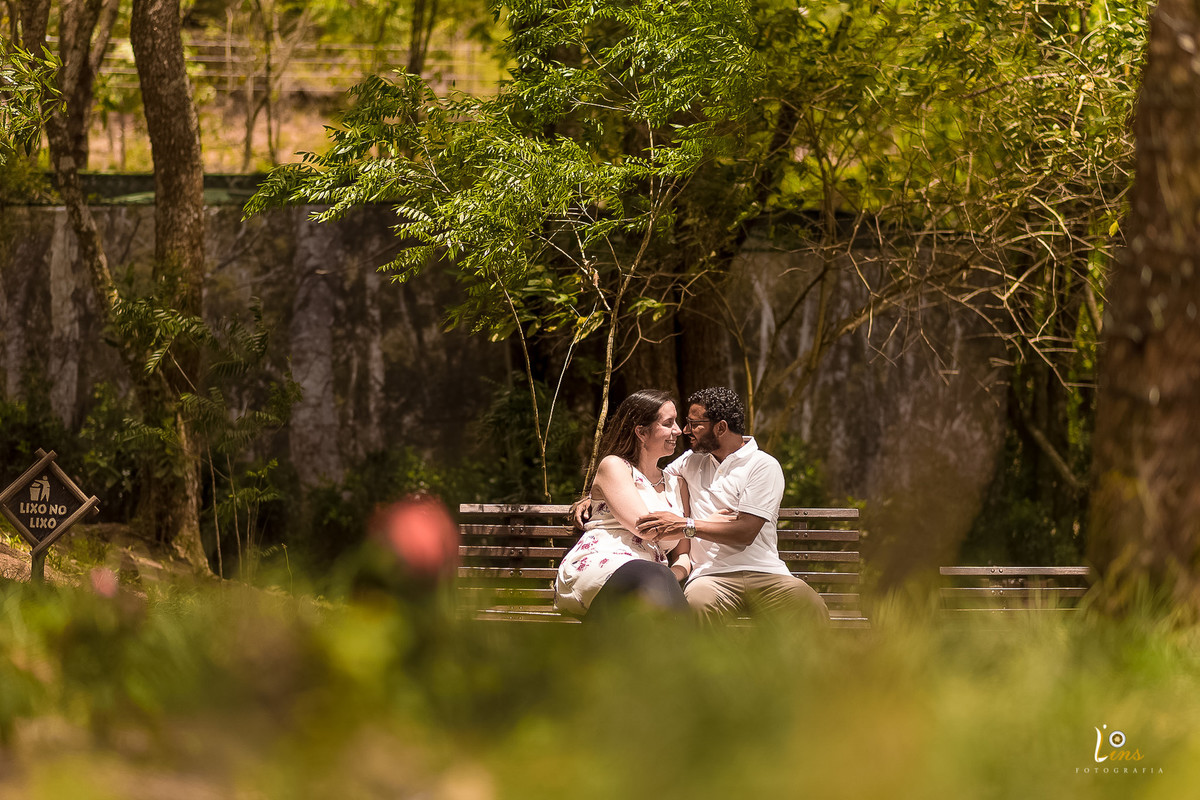 casal conversando no banco da praça