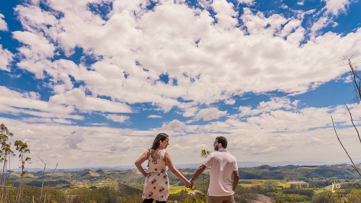 casal olhando horizonte céu azul