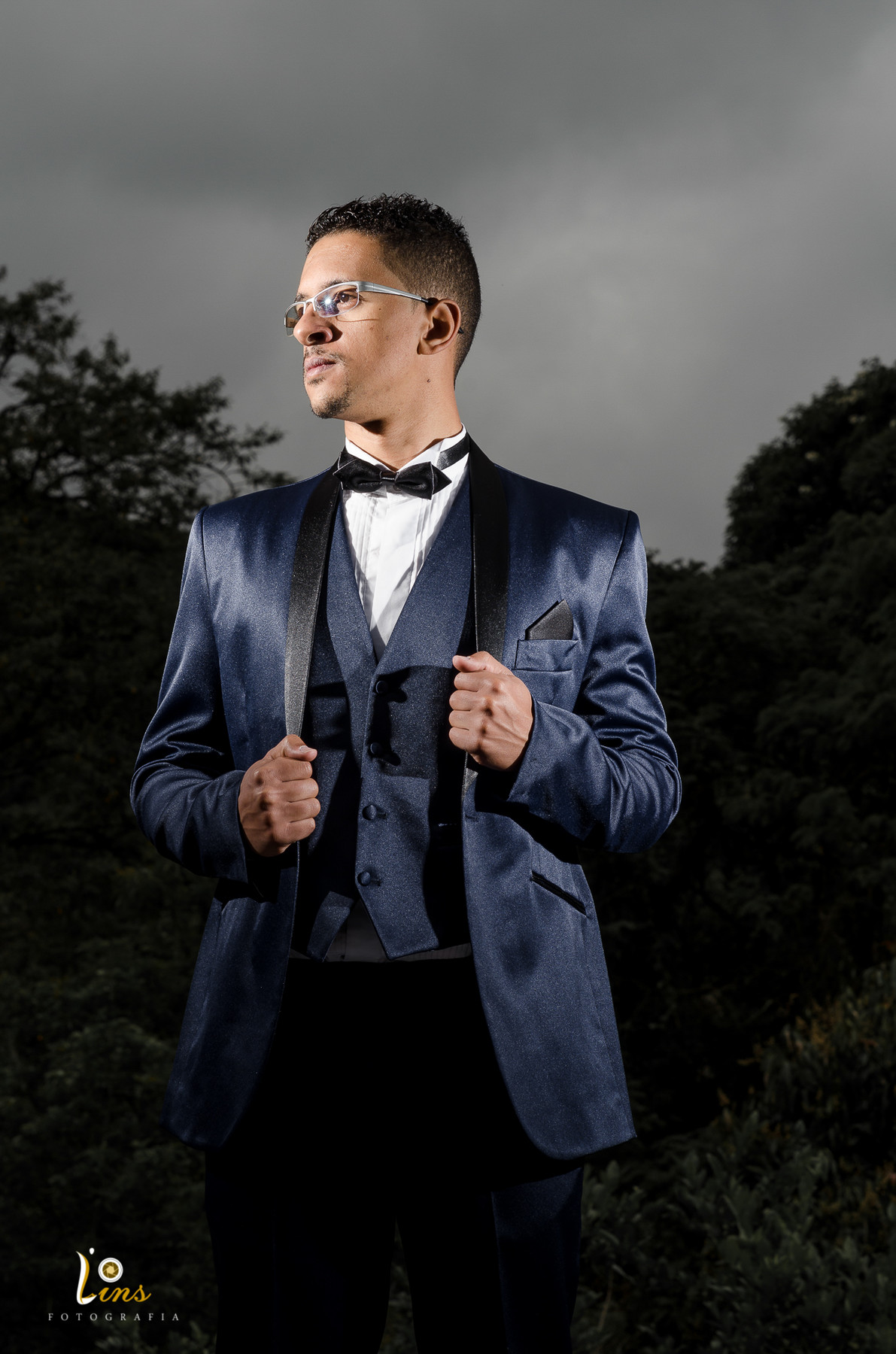 noivo posando para foto