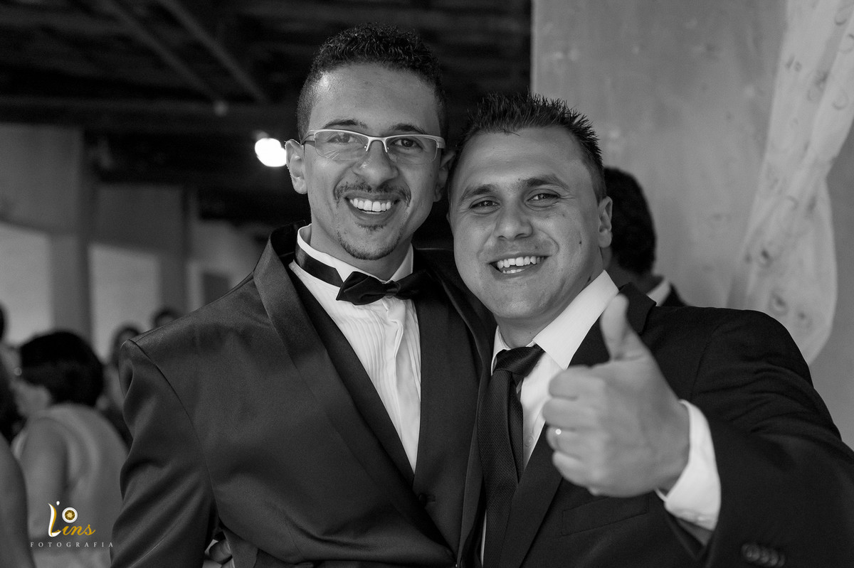 chegou atrasado na festa e sorriu para foto