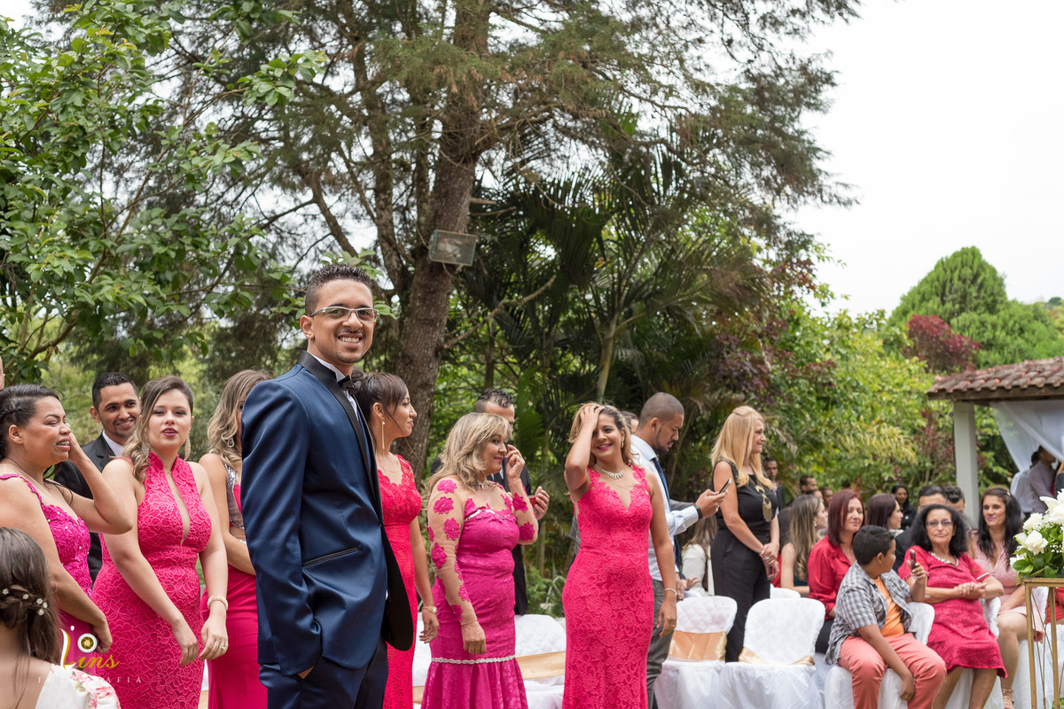 noivo sorrindo com a entrada da noiva