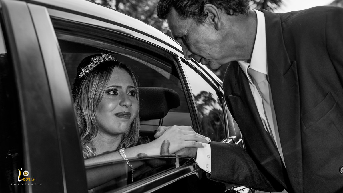 noiva emocionada no carro com seu Pai
