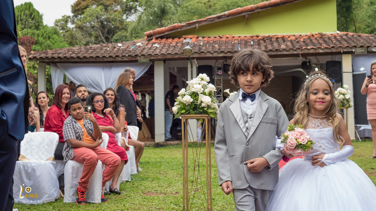 cortejo entrando antes da noiva