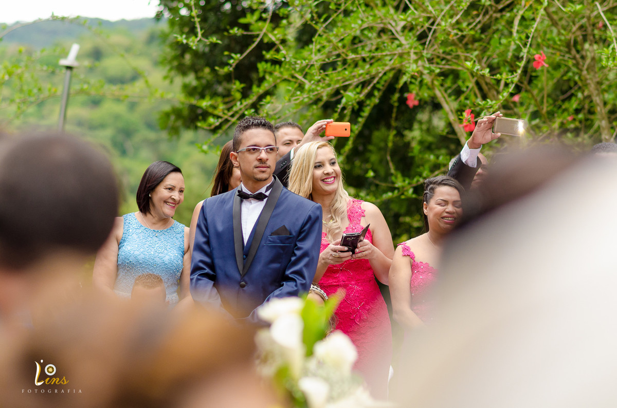 noiva aguardando no altar