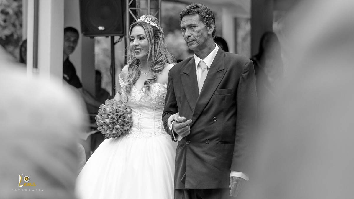 noiva e pai sorrindo na entrada da noiva