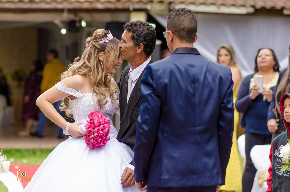 beijo do pai na testa da noiva