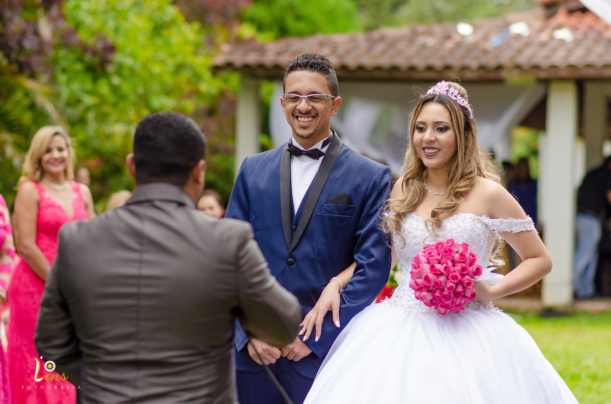casal sorrindo na cerimonia