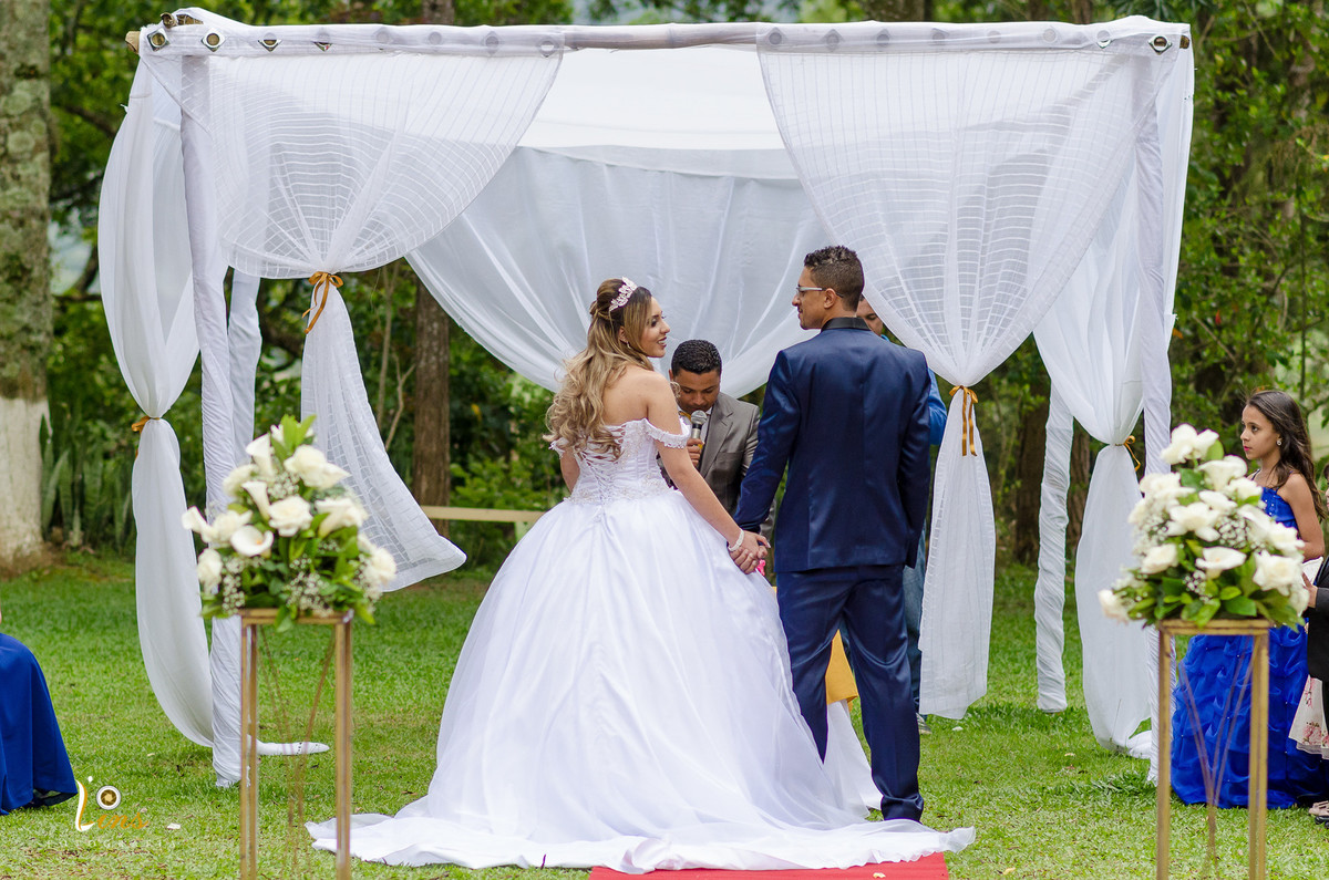 casal se olhando com foto panoramica