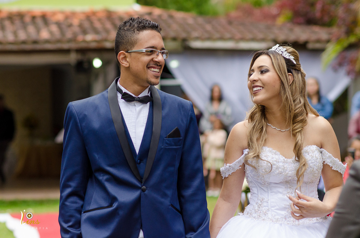 casal sorrindo e se olhando