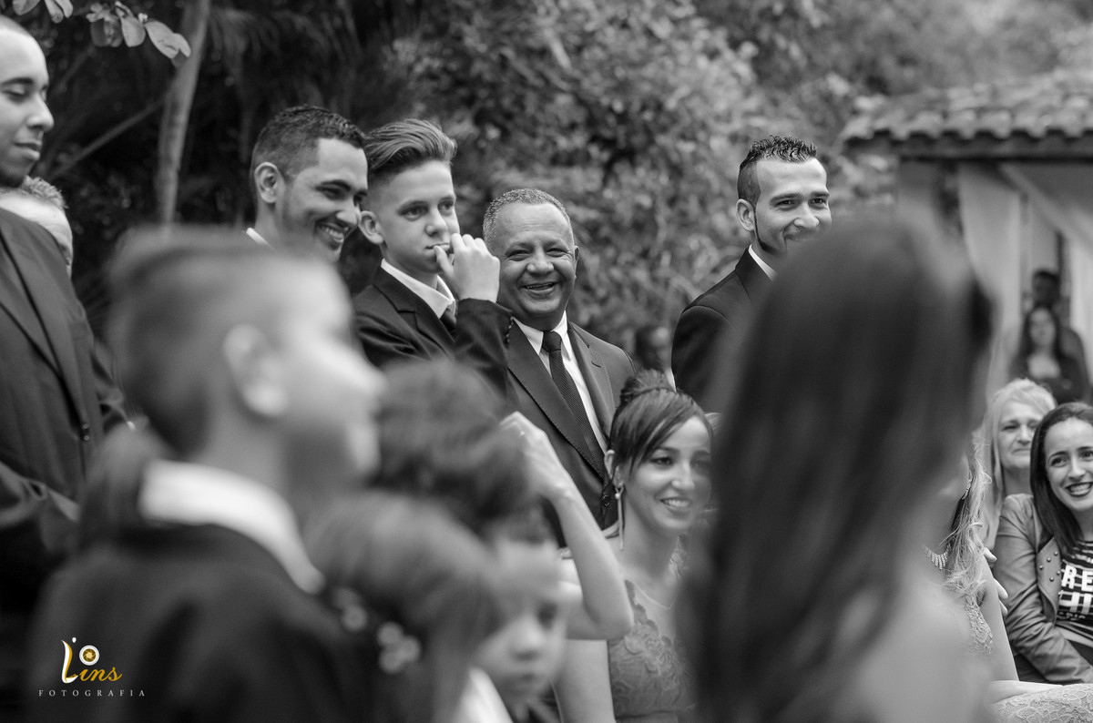 padrinhos felizes na cerimonia