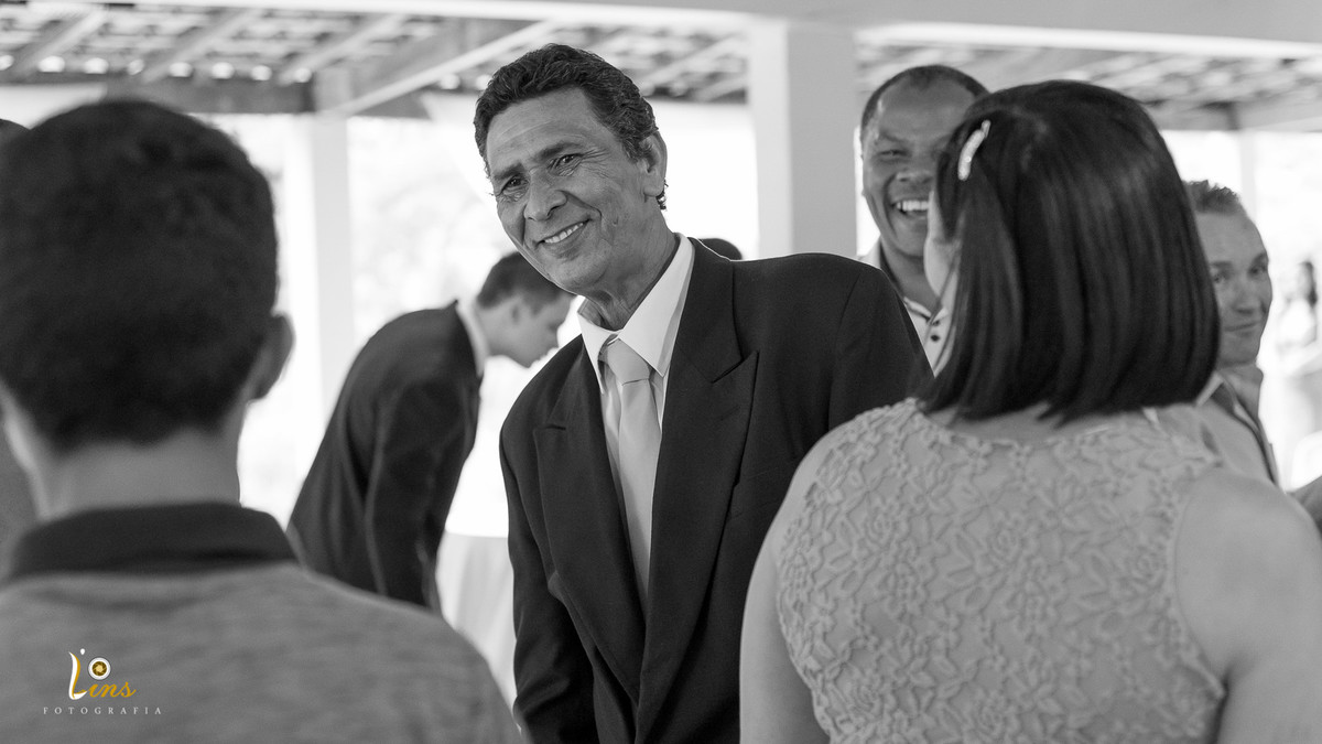 pai da noiva sorrindo