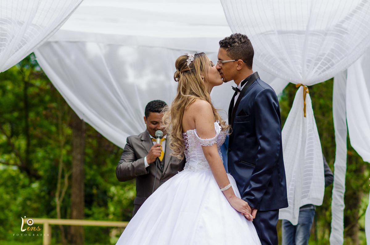 beijo do casal após casados