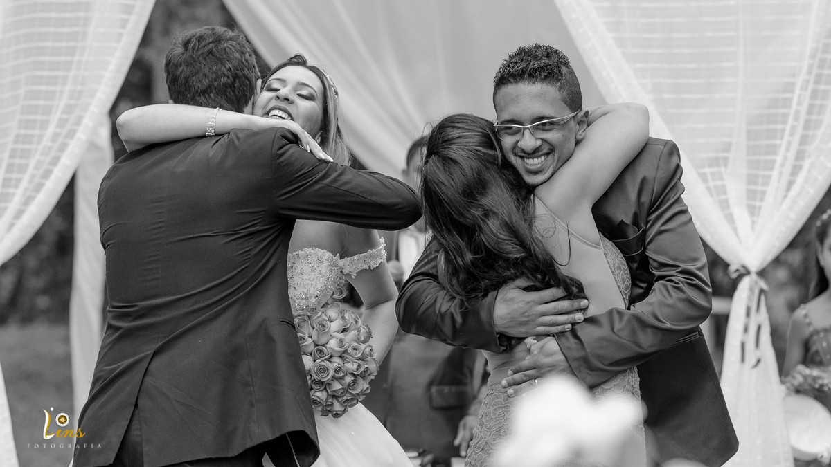 abraços de noivos com padrinhos