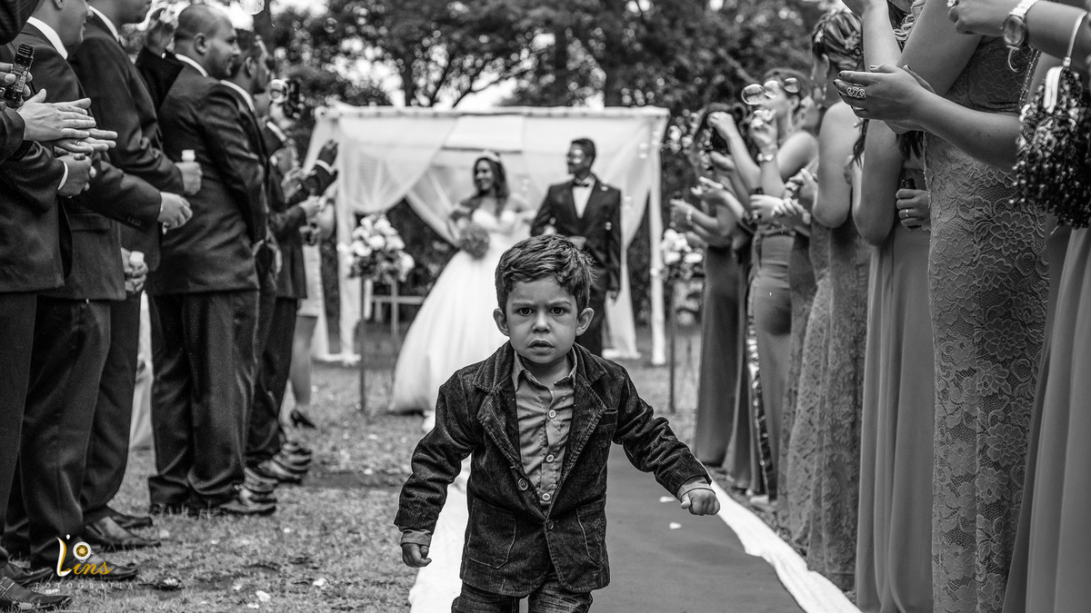 garoto correndo no corredor da noiva