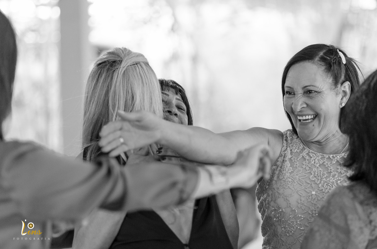 convidados sorrindo e abraçando