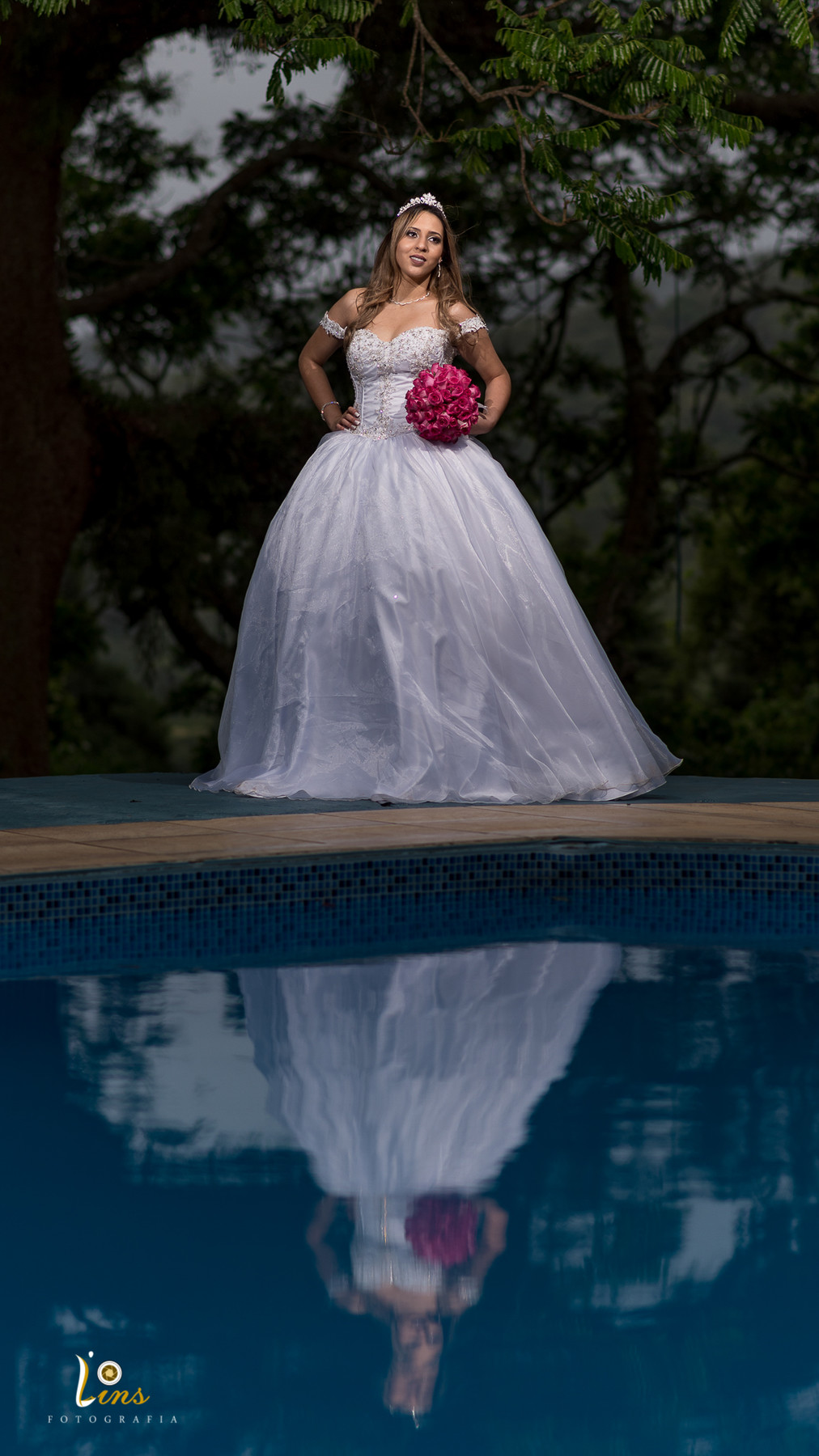 noiva posando na piscina