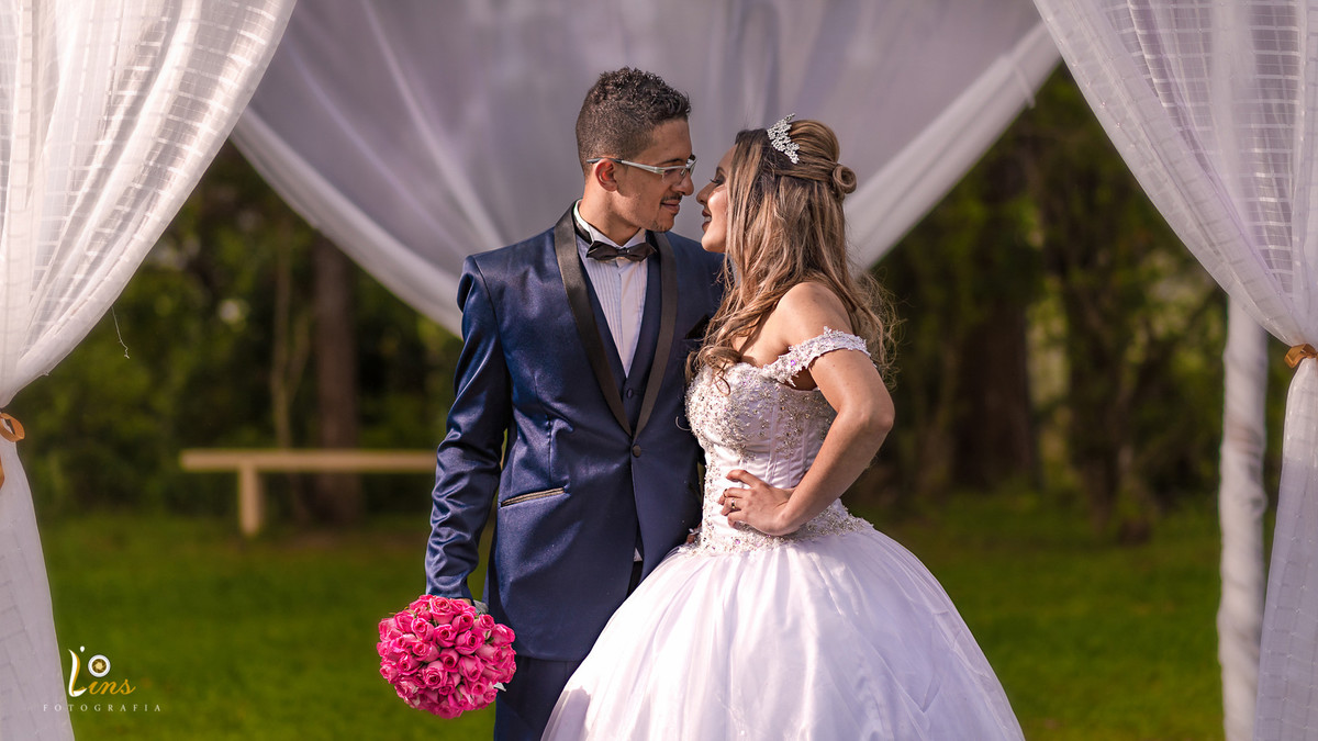 foto do casal se olhando com boque rosa