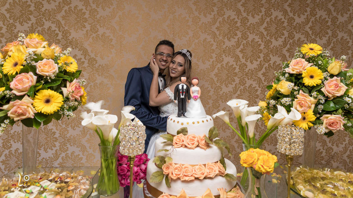 casal na mesa do bolo abraçados