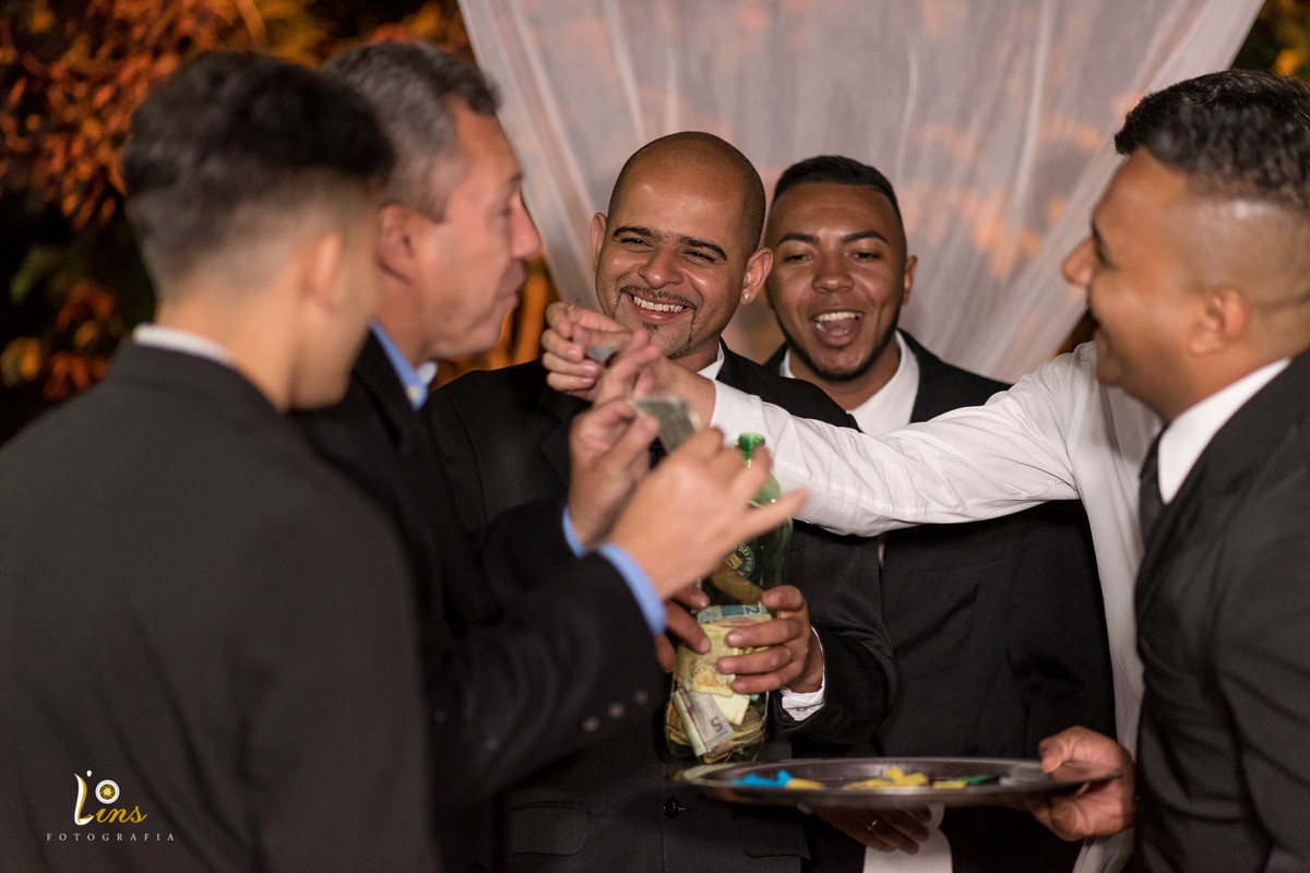 gravatinha e convidados se divertindo