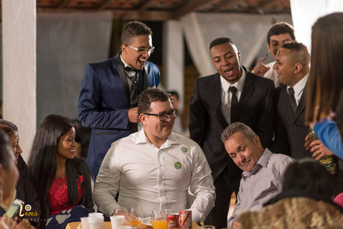 familiares dando dinheiro na gravatinha