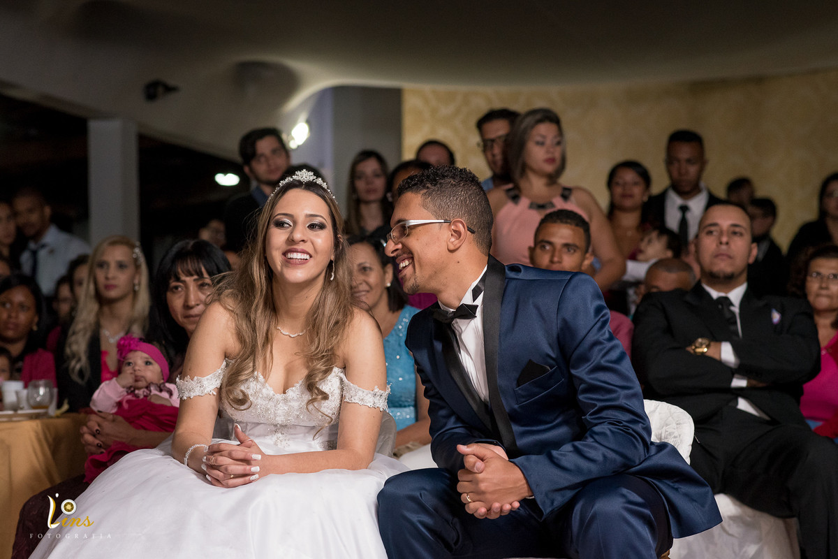 casal sorrindo assistindo retrospectiva