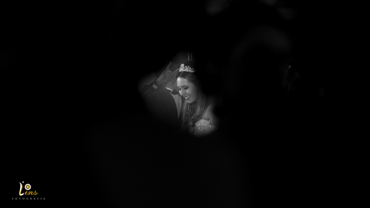 detalhe da noiva dançando