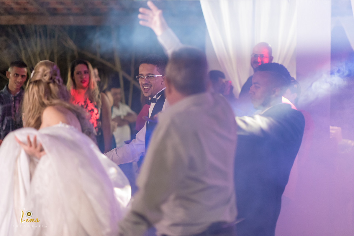 luzes da balada com noivo dançando