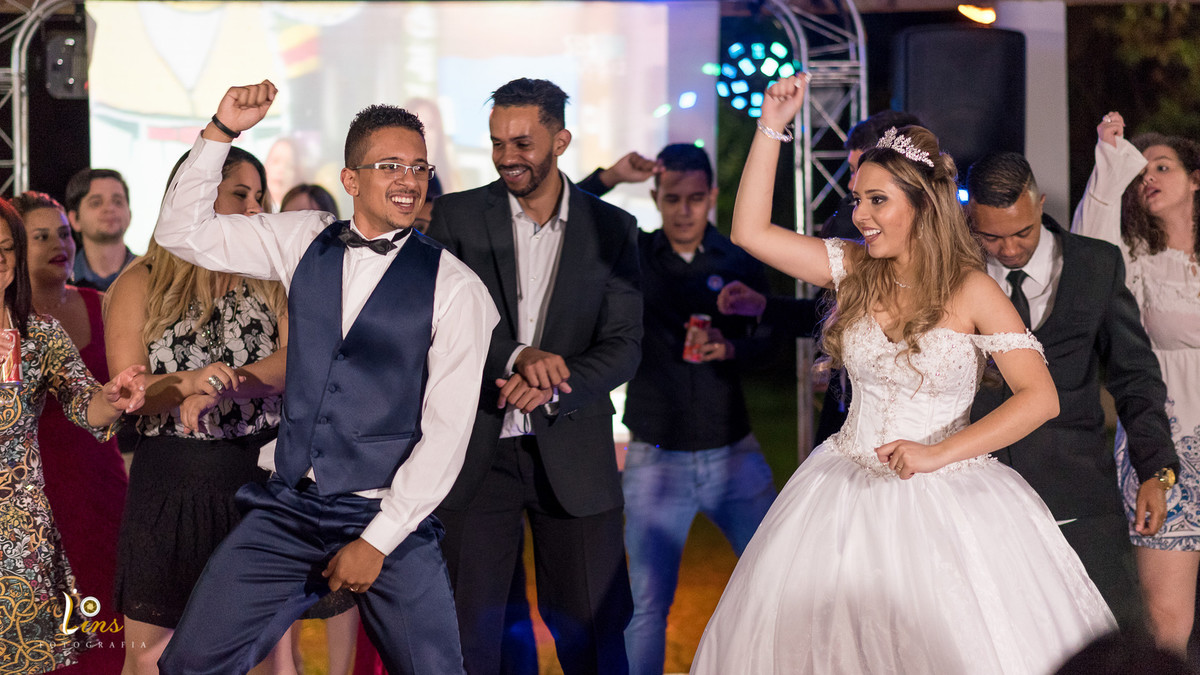 casal dançando Gangnam Style