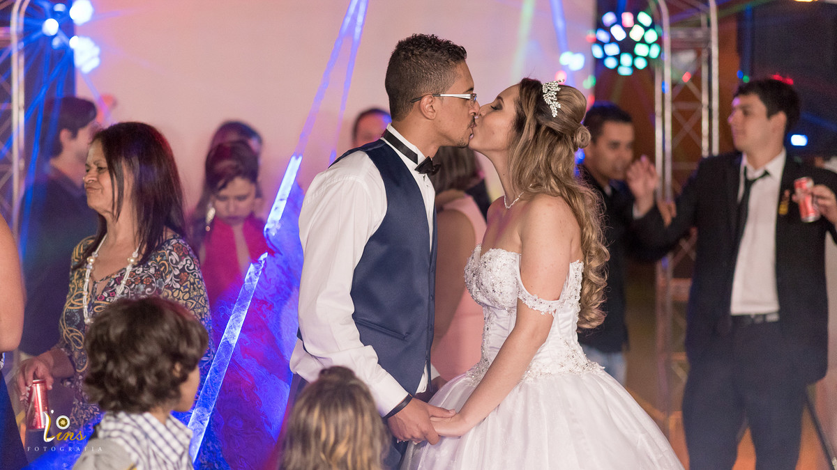 casal se beijando na pista de dança